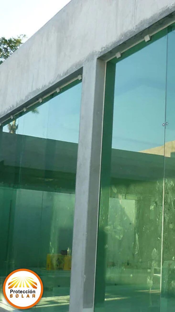 fachada con vidrio templado