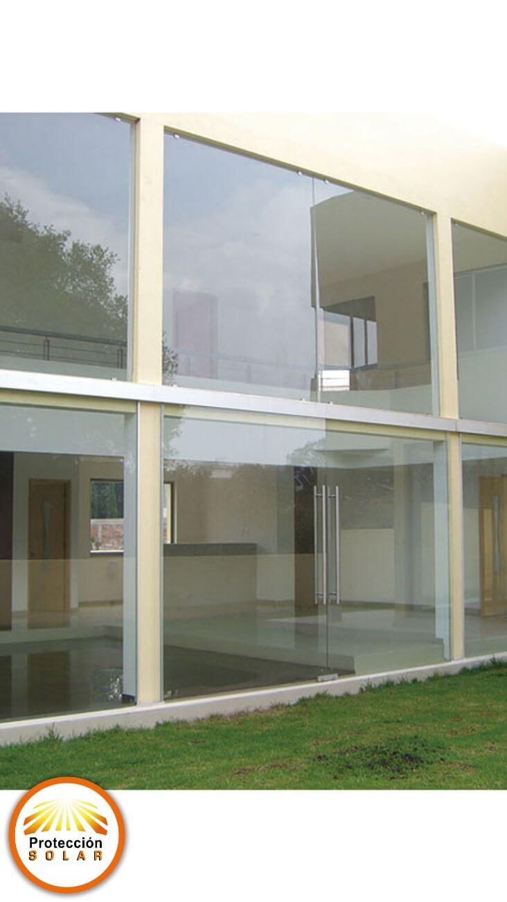 fachadas de casas con vidrios grandes